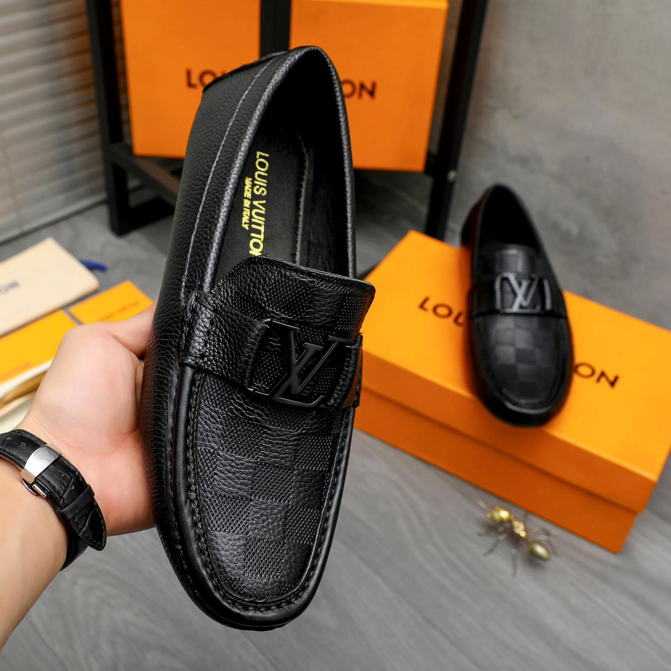 Men's shoes 💰p420 Product trademark: LV (Louis Vuitton) casual slip-on men's shoes Regular size: 38-44 Product material: Selected pebbled checkered cowhide upper, sheepskin lining, rubber outsole